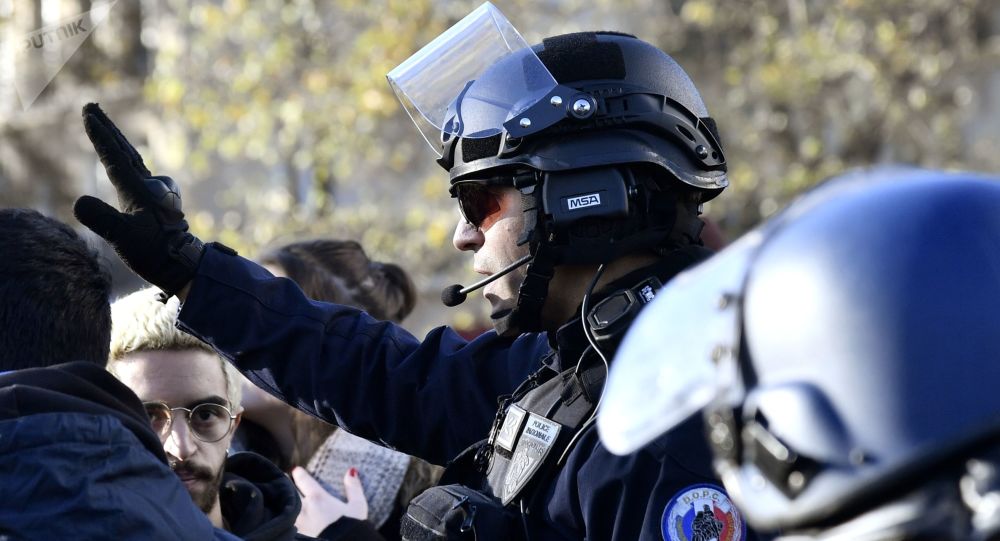 媒体：法国街头一司机企图撞击晨练军人