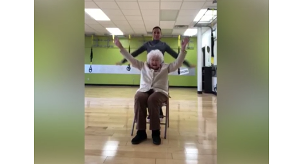 93岁老妪健身时哈哈大笑在网上热议