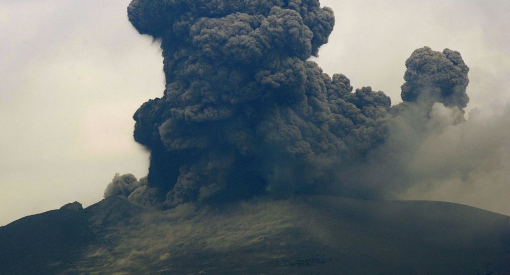 日本新岳火山爆发 烟柱高达7000米