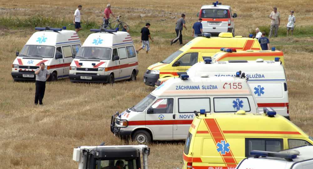 斯洛伐克汽车翻车撞上一群儿童 致12人伤