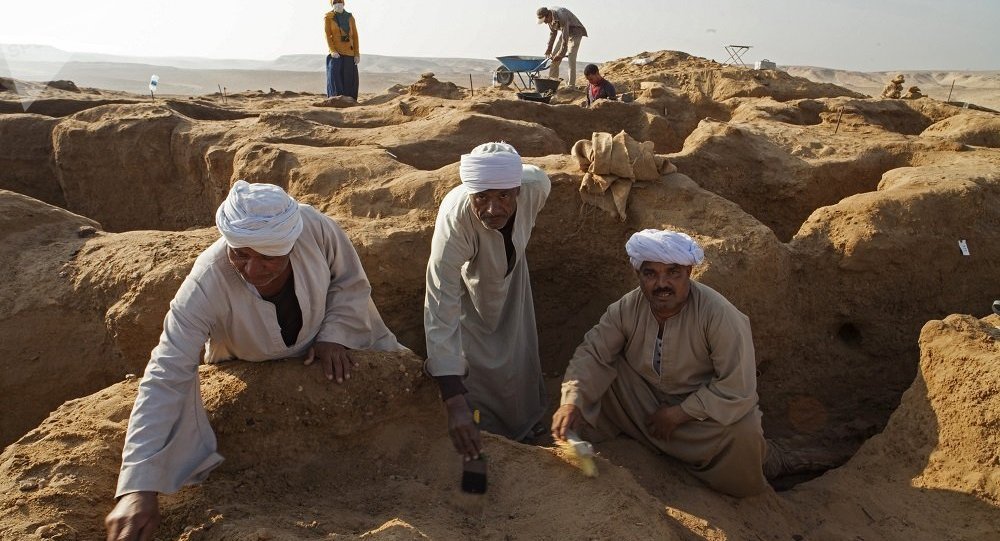 在开罗南部发现了一个带有石棺和宝藏的大型古埃及墓地