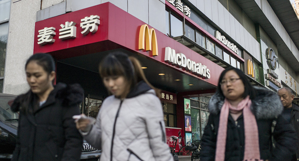 在中国的麦当劳开始出售带香肠的“俄罗斯”汉堡