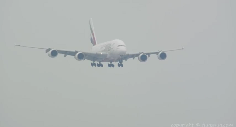 最大客机空客A380在飓风中降落的视频被拍下
