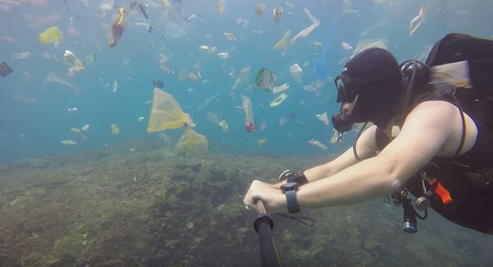 英国潜水员在印尼附近海域拍下海水中的垃圾