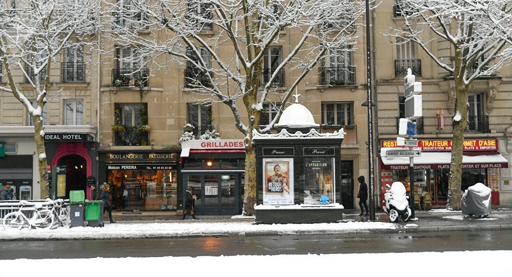 不明分子在巴黎一家餐馆持刀伤人