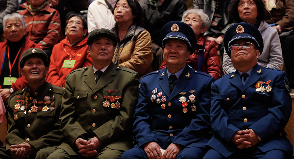 美国向参加二战的华裔老兵颁发奖章