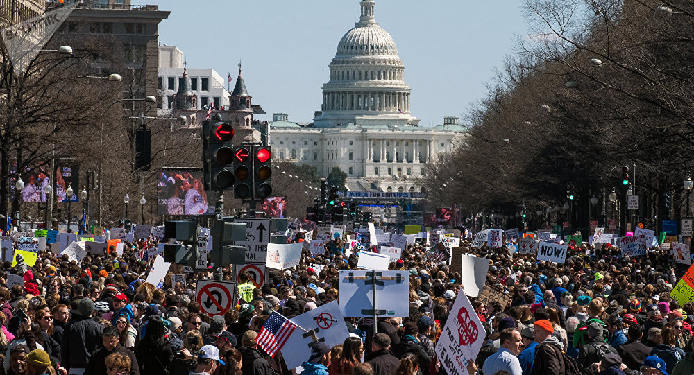 美国爆发抗议活动 要求取消隔离