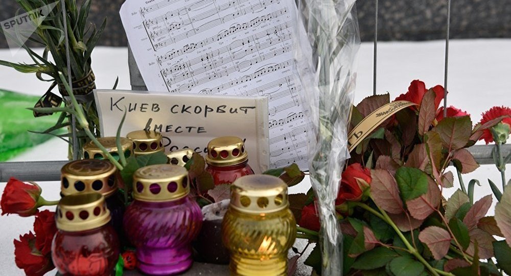 基辅市民向俄使馆摆放悼念物品