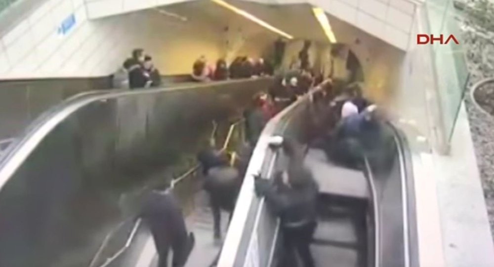 土耳其一名男子掉进正在运行的自动扶梯