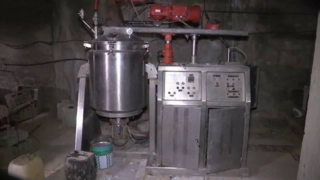 俄军在叙利亚杜马市发现武装分子的化学品仓库