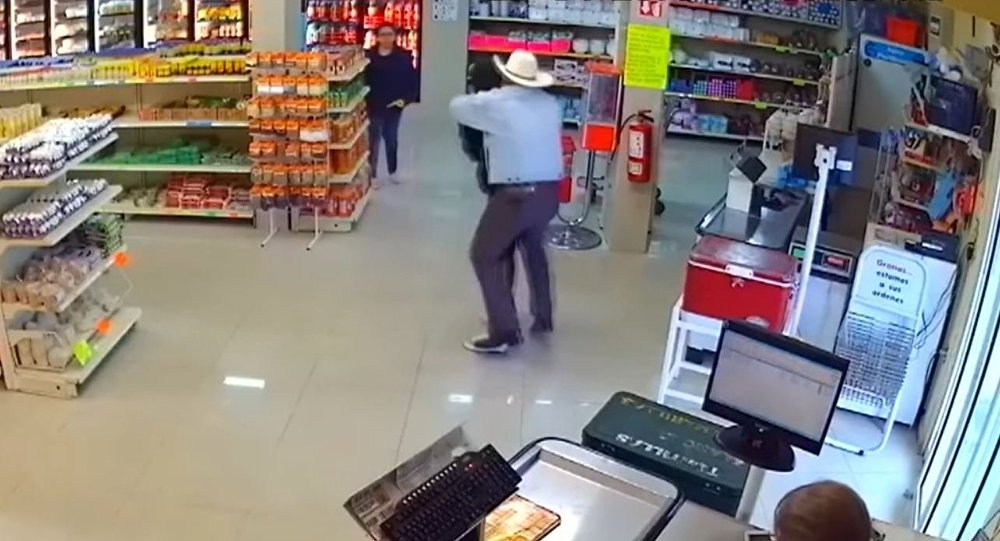 一名牛仔在墨西哥的商店内制服了劫匪