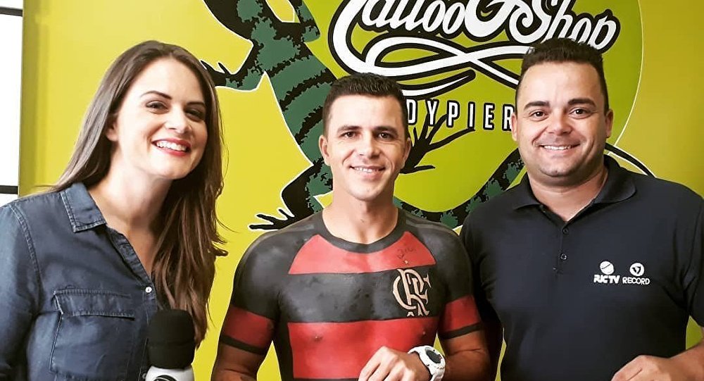 一个巴西人把自己最爱的俱乐部的球衣“纹”在了自己的身上