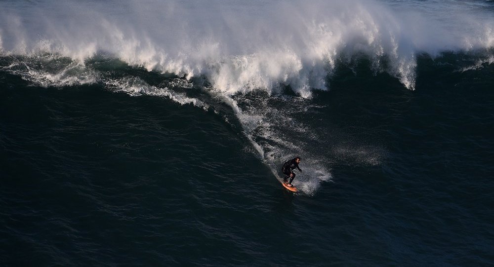 9层楼高的浪：巴西冲浪选手创造了新的世界纪录(视频）