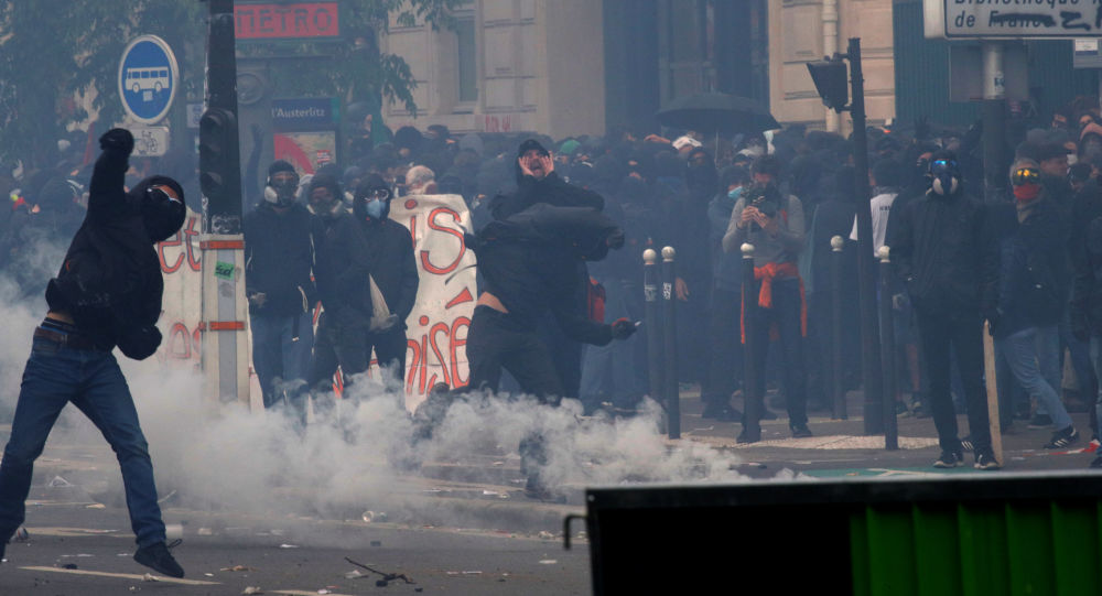 俄新社记者在巴黎的五一示威游行期间受伤