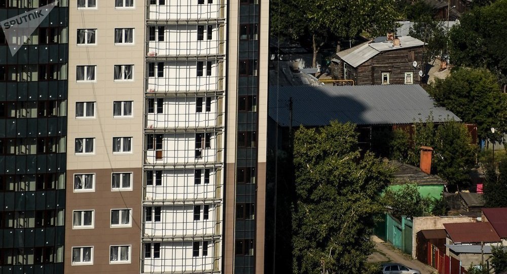 俄罗斯两名女童从9楼窗口坠落