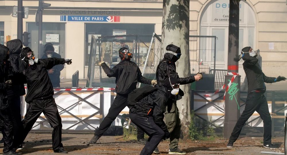法国内政部长：警方正在搜捕巴黎骚乱的组织者