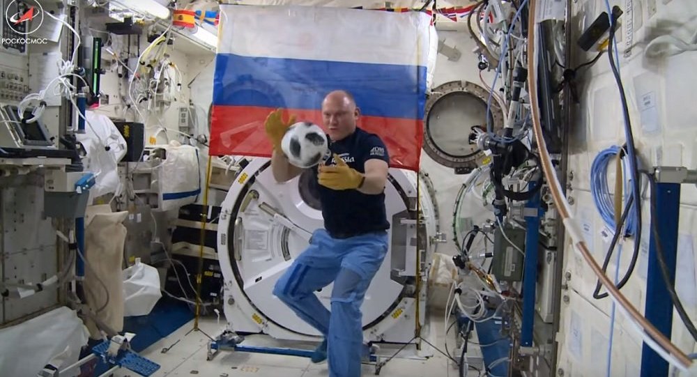 宇航员在国际空间站踢球  那可是世界杯比赛首场用球（视频）
