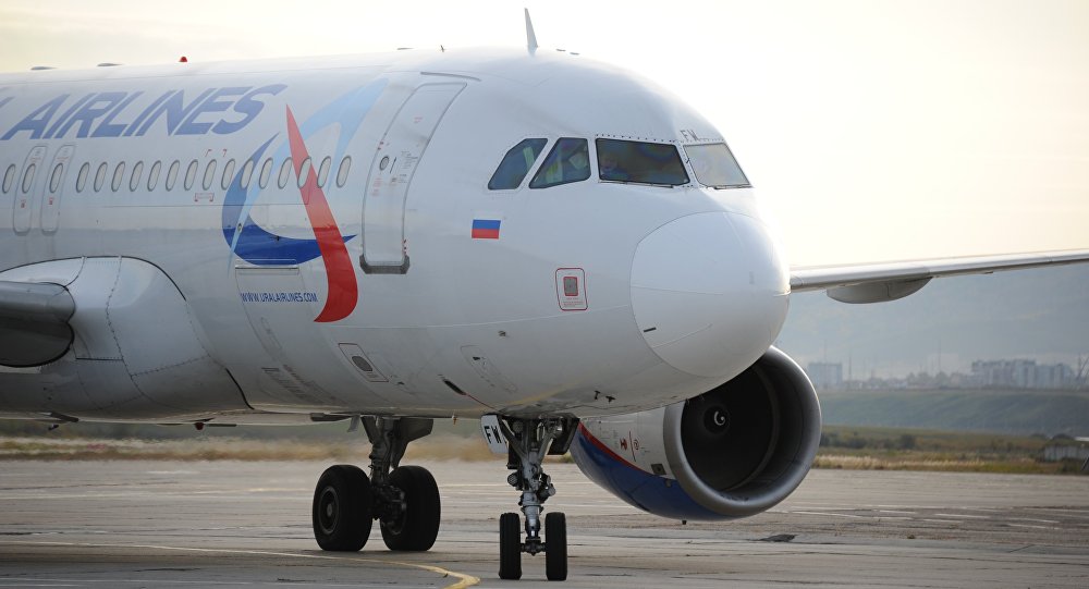 俄航空公司空乘人员在飞行期间为旅客接生