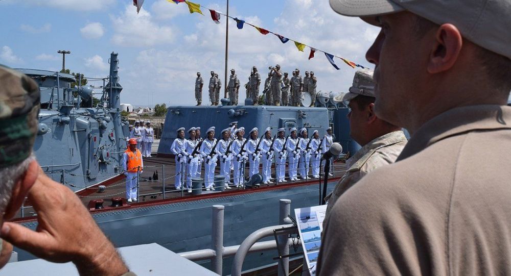 叙利亚塔尔图斯港纪念俄罗斯海军节举行舰船阅兵式