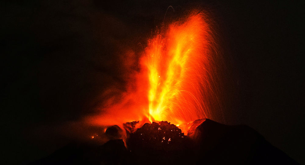 印尼的锡纳朋火山再次喷出火山灰