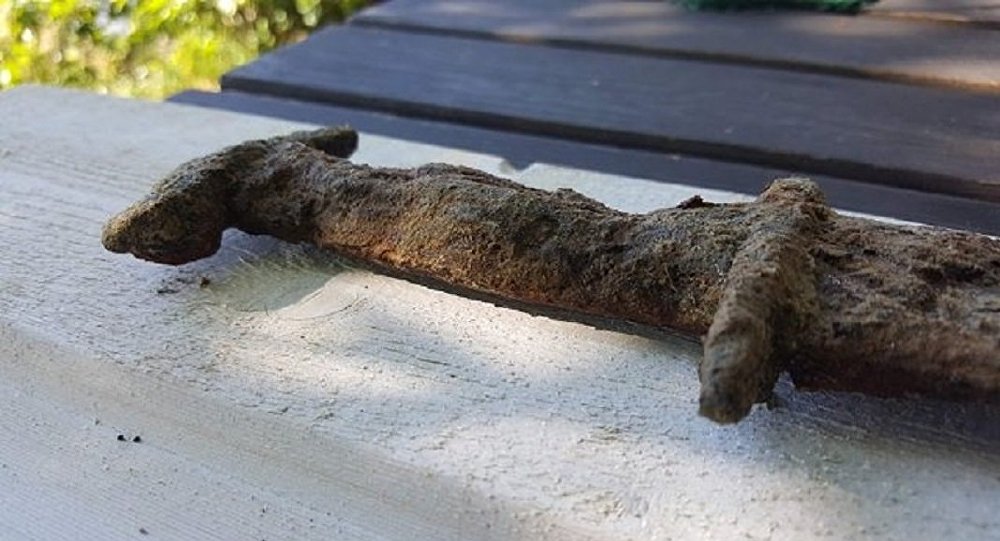 瑞典8岁女孩在湖中捡到一把维京时代之前的古剑