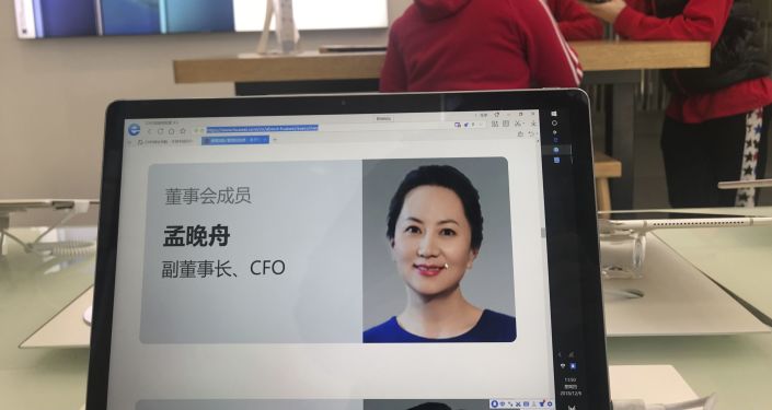 Фото финдиректора Huawei Technologies Мэн Ваньчжоу на экране ноутбука