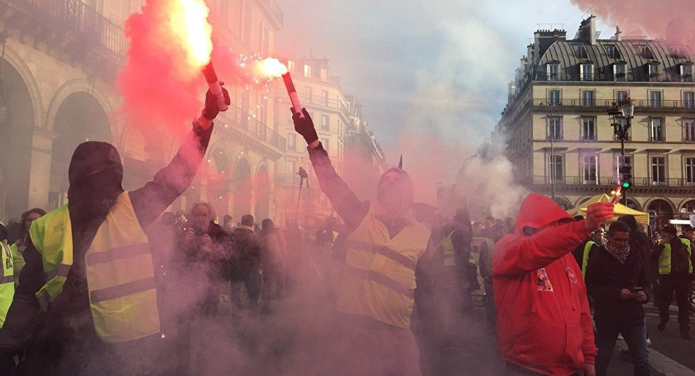巴黎的抗议活动开始出现骚乱