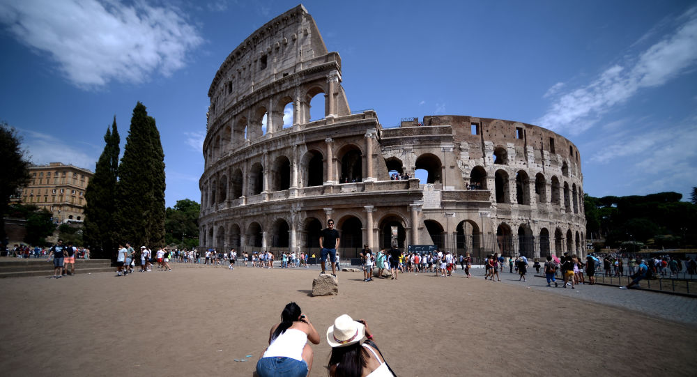 游客在罗马斗兽场墙上刻写名字缩写在意大利被拘