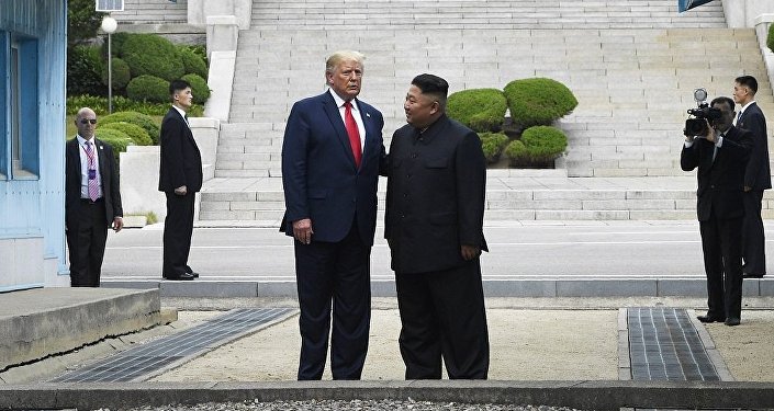博尔顿认为特朗普在与金正恩会面时想得最多的是拍照姿势