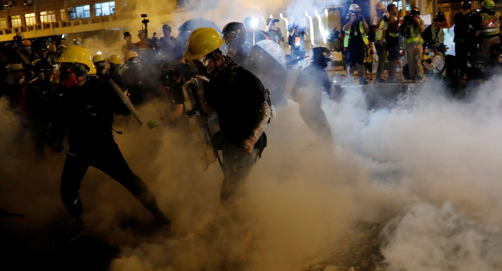 香港警方使用催泪弹驱赶示威者