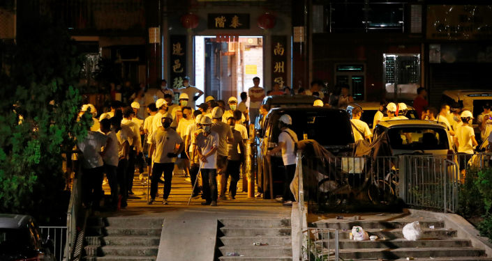 Вооруженные палками люди на станции метро Yuen Long на северной окраине Гонконга Вооруженные палками люди на станции метро Yuen Long на северной окраине Гонконга