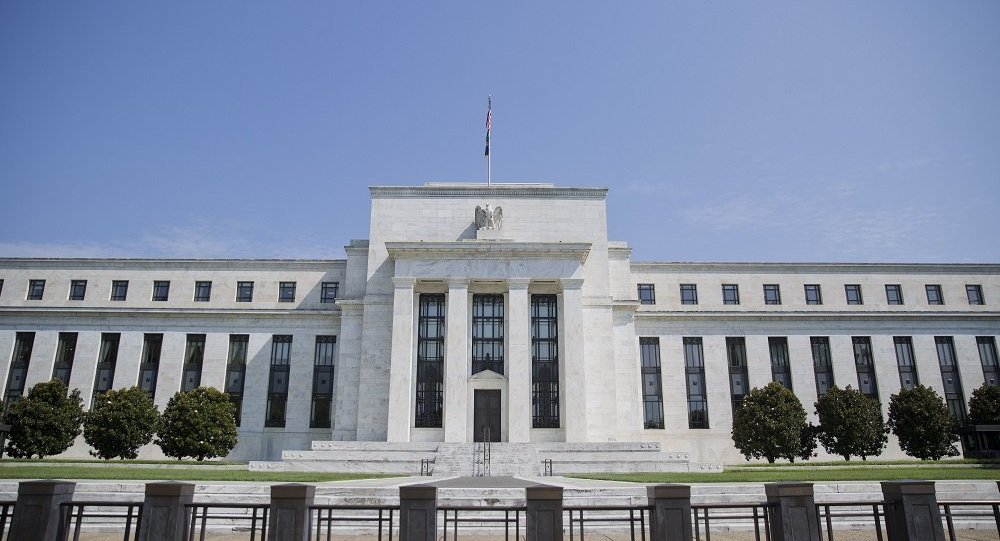 美联储十年来首次下调基准利率25个基点至2-2.25%