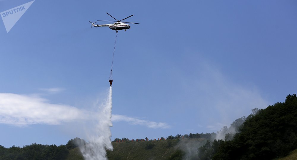 俄军方周一上午在西伯利亚森林大火火区空中投水550多吨