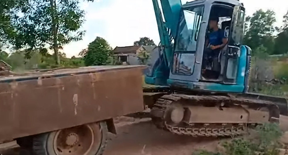 越南司机开挖土机上卡车（视频）