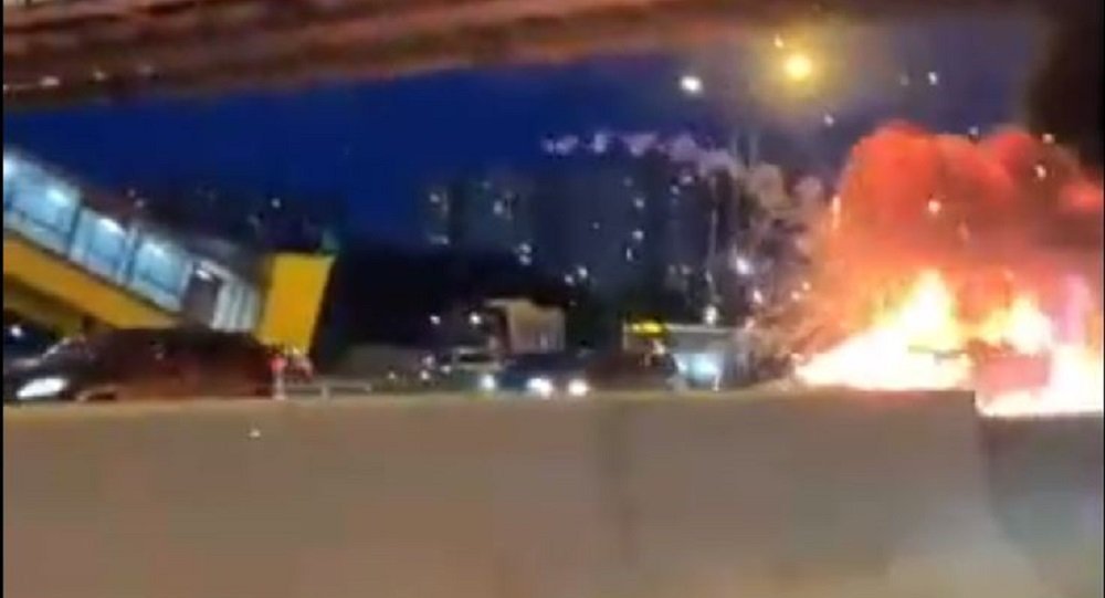 特斯拉汽车在莫斯科环城路上爆炸的视频被拍下 （视频）