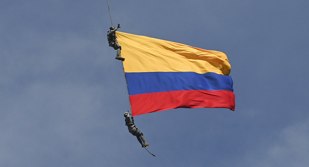 两名裹着国旗的哥伦比亚军人从直升机上坠亡