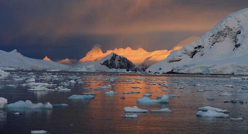 南极冰川断裂分离冰山面积相当于彼得堡