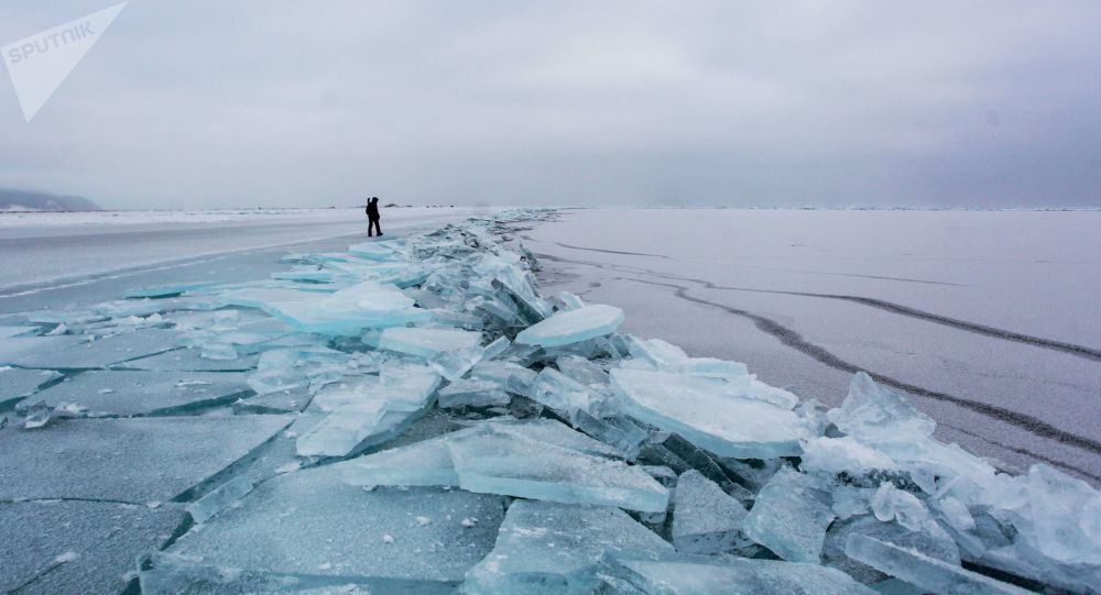 科学家用底下涡旋阐明贝加尔湖冰面神秘黑圈的性质