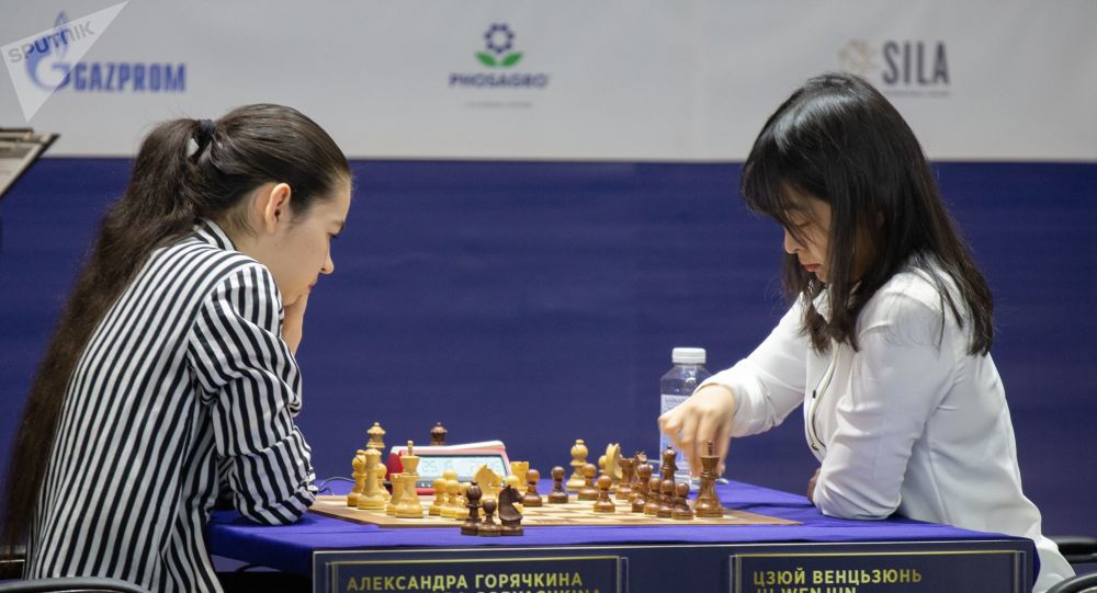 俄罗斯队在国际象棋线上国家杯第三轮比赛中打平中国队