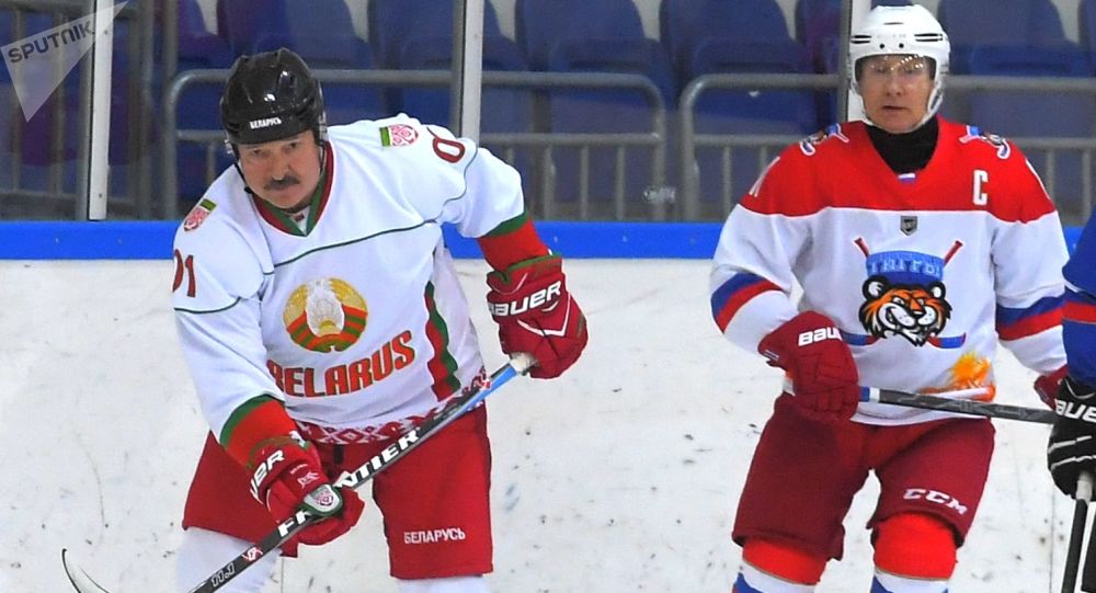 俄白两国总统在索契参加冰球友谊赛