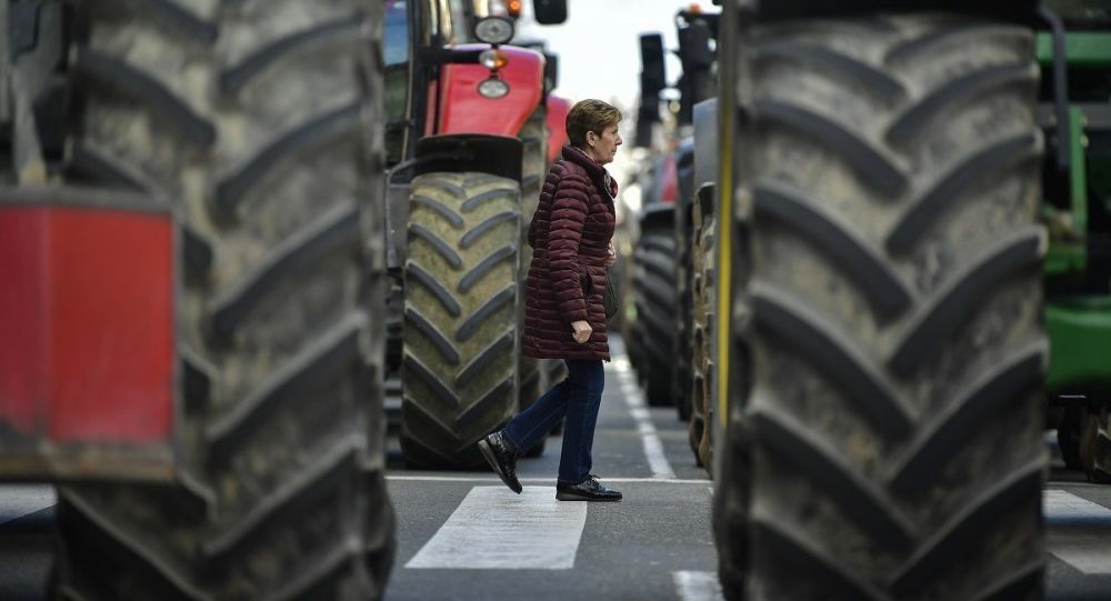 西班牙农民驾千辆拖拉机封堵塞维利亚道路以示抗议