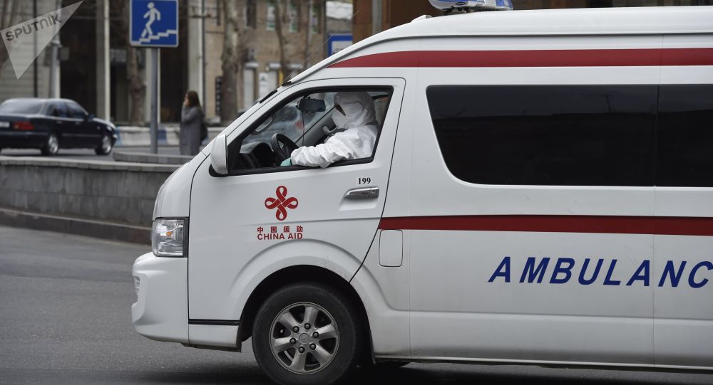 亚美尼亚便衣警察监督民众遵守防疫规定