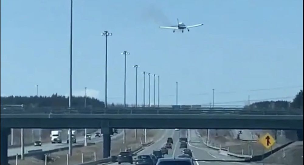 加拿大一架飞机发生事故迫降在公路上