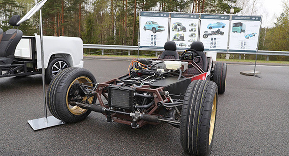 白俄罗斯研发者向本国总统卢卡申科展示能与Tesla竞争的电动汽车