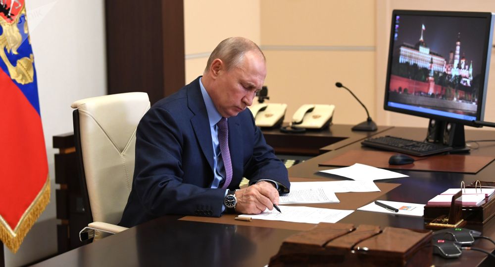 普京签署总统令对战略矿产信息加强保密