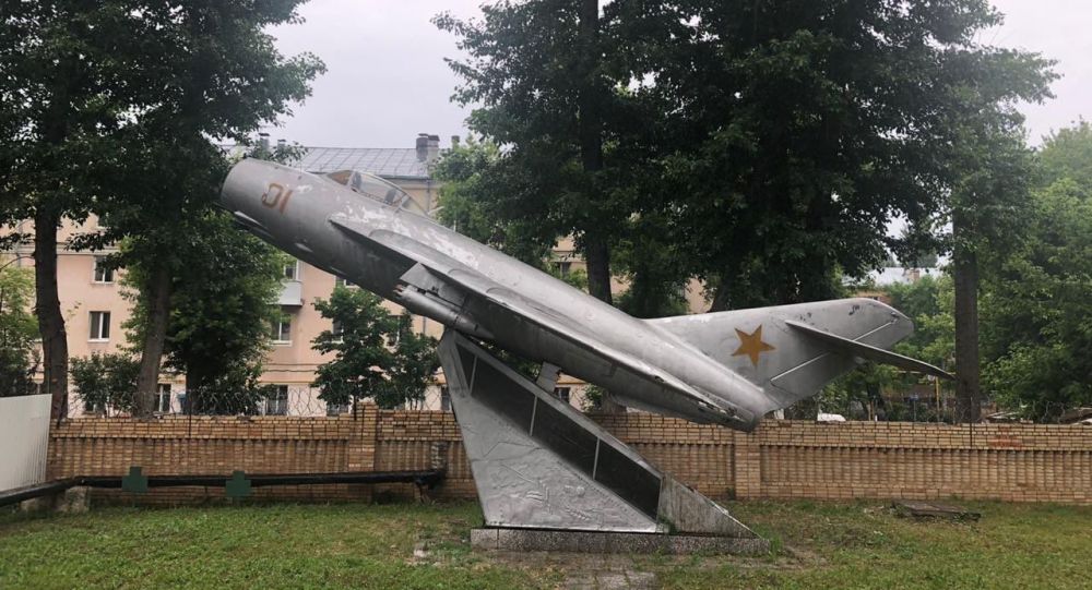 米格-17纪念碑