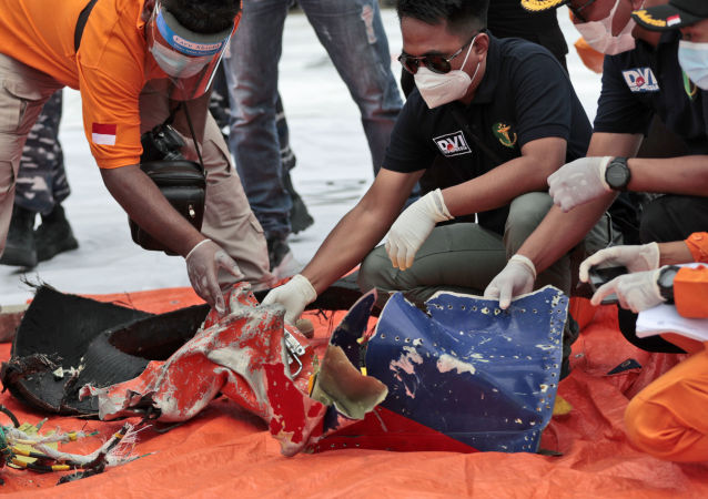 媒体:印尼坠毁客机可能是在撞击海面后解体