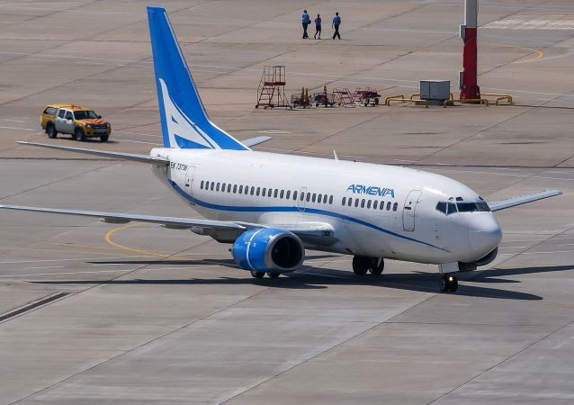 亚美尼亚航空公司的boeing 737-500客机