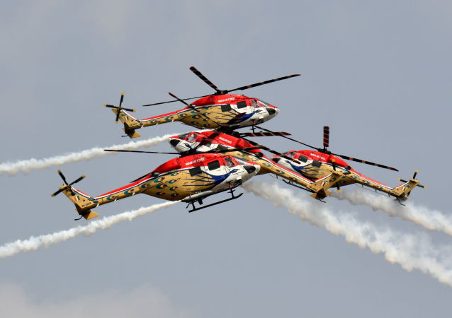 印度空军"孔雀"(sarang)直升机特技飞行队在航空展上表演.