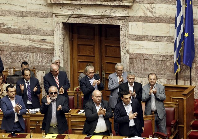 希腊议会批准7月5日债权人提案的全民公决